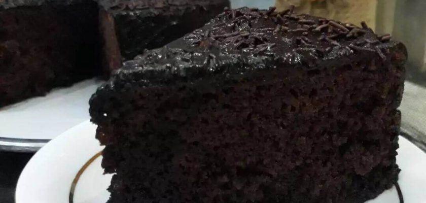 طرز تهیه کیک خیس شکلاتی با سس نسکافه