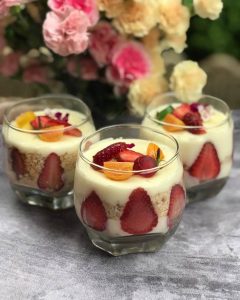 طرز تهیه دسر مگنولیا توت فرنگی با خامه صبحانه