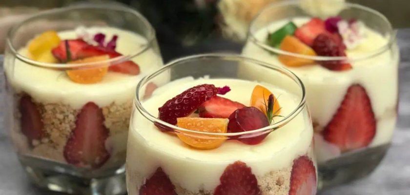 طرز تهیه دسر مگنولیا توت فرنگی با خامه صبحانه