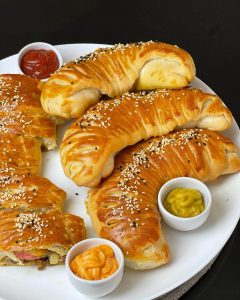 طرز تهیه پیراشکی پیتزایی با خمیر خانگی