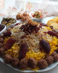 طرز تهیه رشته پلو با گوشت قلقلی و خرما و کشمش