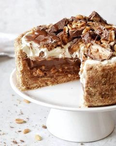 طرز تهیه کیک اسنیکرز بدون فر