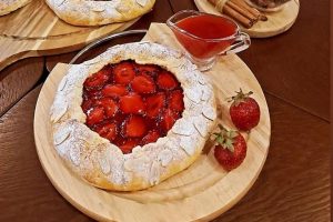 طرز تهیه گلت توت فرنگی در فر