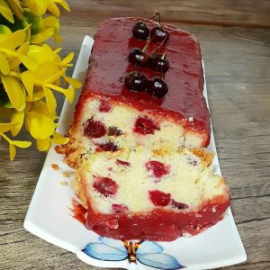 طرز تهیه کیک آلبالو با شیر با روکش سس آلبالو