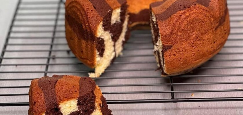 طرز تهیه کیک دو رنگ شکلاتی و ساده با کره
