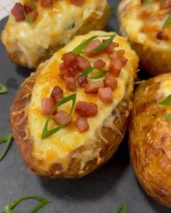 طرز تهیه سیب زمینی شکم پر با مرغ و کالباس