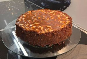 طرز تهیه چیز کیک اسنیکرز یخچالی با بیسکویت پتی بور
