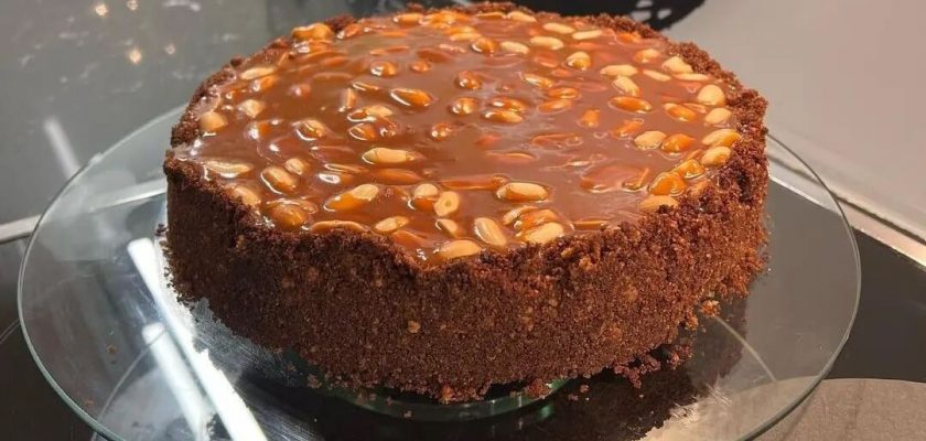 طرز تهیه چیز کیک اسنیکرز یخچالی با بیسکویت پتی بور