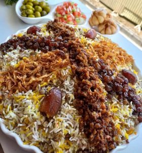 طرز تهیه عدس پلو مجلسی بدون گوشت با کشمش و خرما