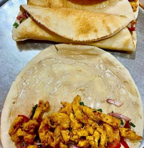 طرز تهیه شاورما مرغ با نان لواش
