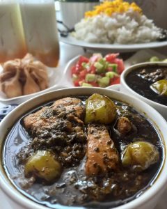 طرز تهیه خورشت گوجه سبز با مرغ