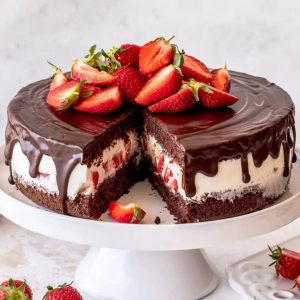 طرز تهیه کیک توت فرنگی شکلاتی کافی شاپی