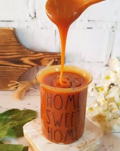 طرز تهیه سس کارامل با شکر و خامه و کره