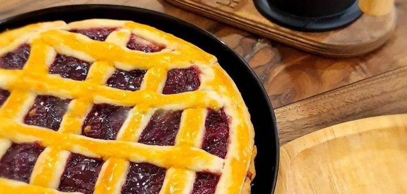 طرز تهیه پای آلبالو با مربای آلبالو