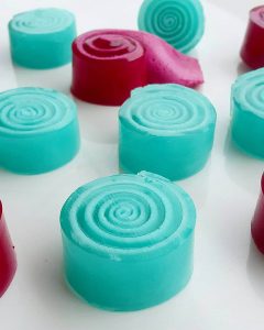 طرز تهیه ژله رولی با بستنی وانیلی شیک و ساده و خوشمزه