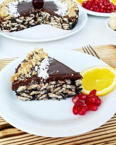 طرز تهیه کیک یخچالی با بیسکویت ساقه طلایی