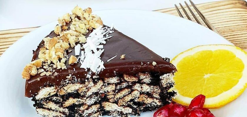 طرز تهیه کیک یخچالی با بیسکویت ساقه طلایی