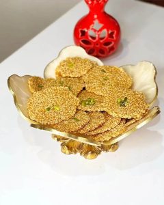 طرز تهیه سوهان کنجدی نازک با ارده و شیره و عسل