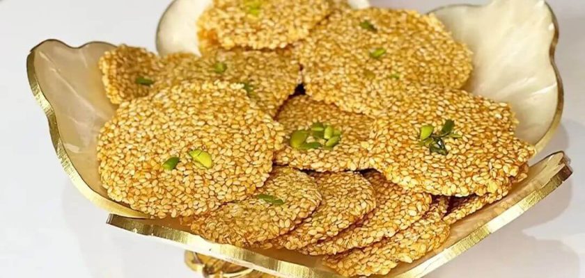 طرز تهیه سوهان کنجدی نازک با ارده و شیره و عسل