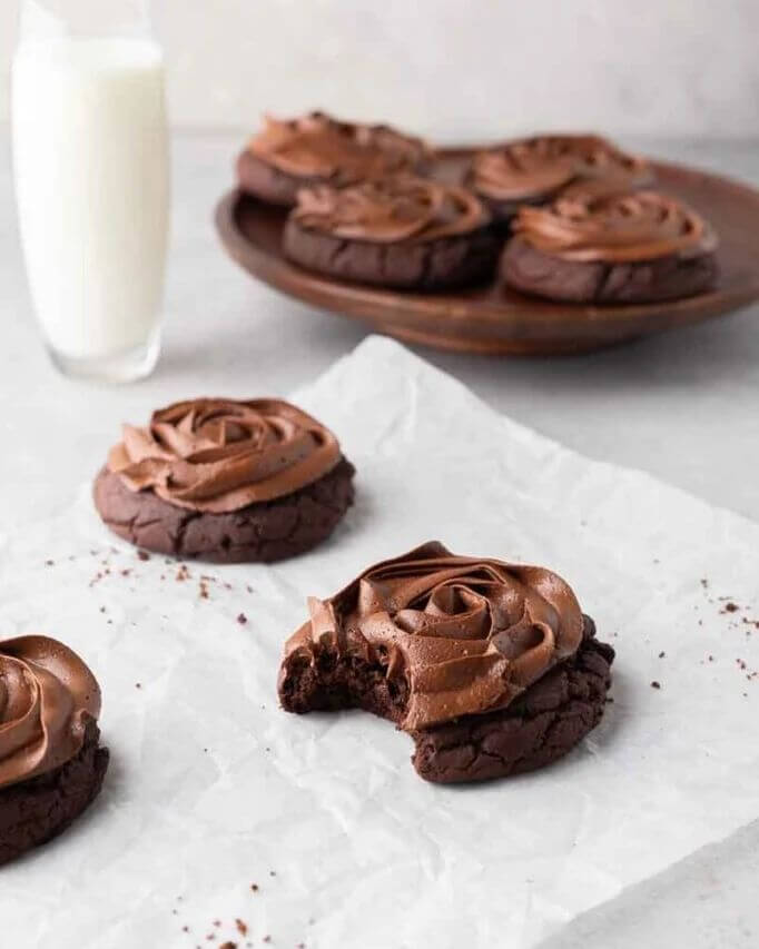 طرز تهیه کوکی کیک شکلاتی با رویه شکلاتی