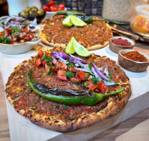 طرز تهیه لاهماجون پیتزای ترکیه ای